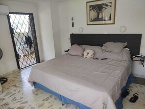 5 bedrooms, desk, iron/ironing board, WiFi