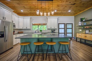 Fridge, microwave, oven, stovetop - 3BR|6 beds Lux hillside cabin w/ forest views! (Broken Bow)