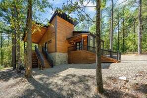Exterior - 3BR|6 beds Lux hillside cabin w/ forest views! (Broken Bow)