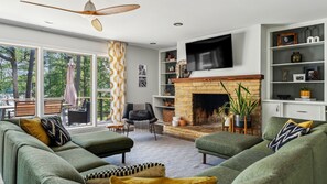 Una Smart TV, una chimenea, un futbolín, libros