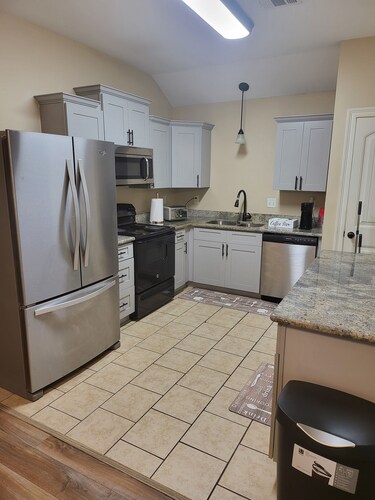 Cozy secluded retreat close to shopping!