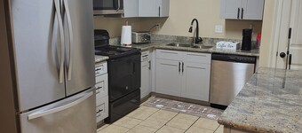 Cozy secluded retreat close to shopping!