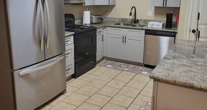 Cozy secluded retreat close to shopping!