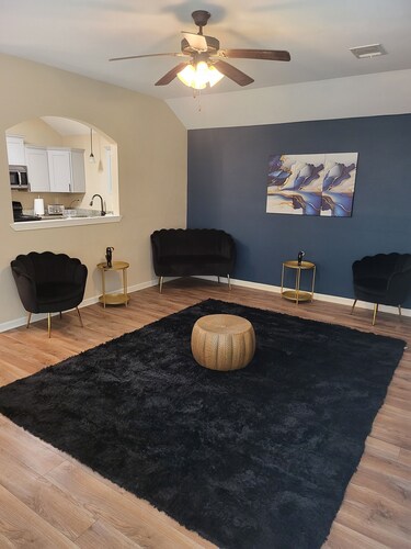 Cozy secluded retreat close to shopping!