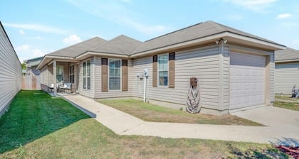 Cozy secluded retreat close to shopping!