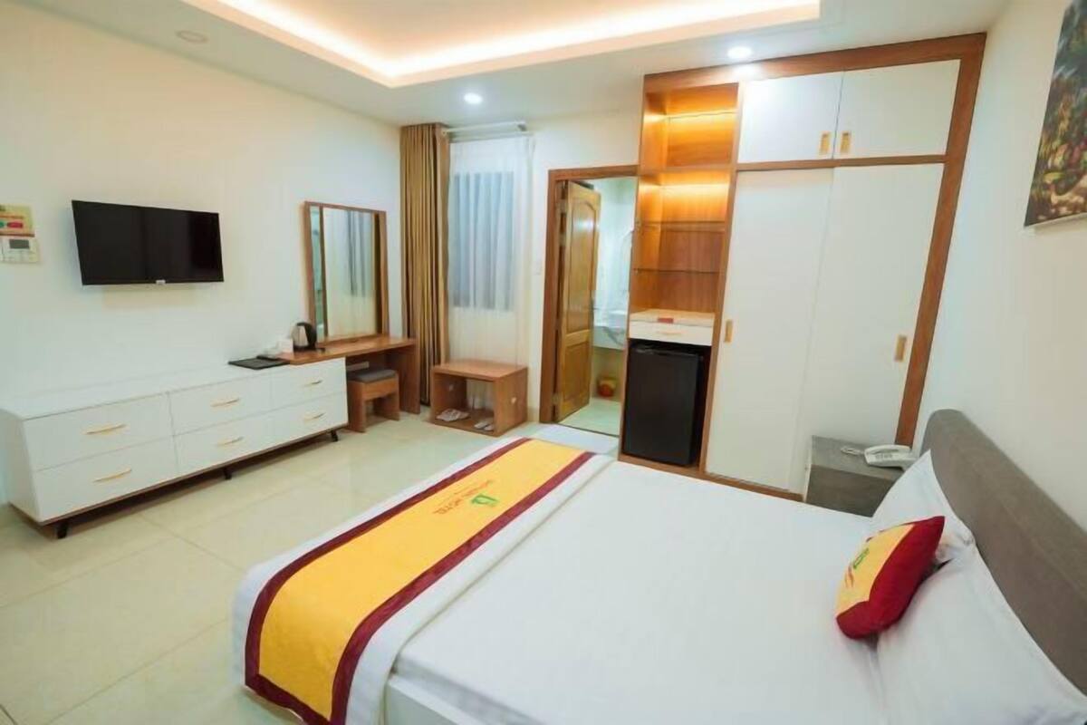 Desk, laptop workspace, free WiFi, bed sheets