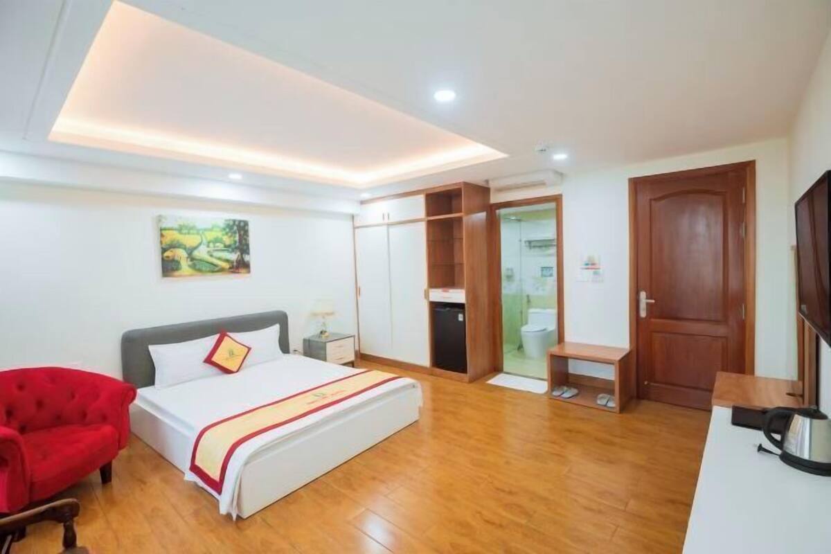 Desk, laptop workspace, free WiFi, bed sheets