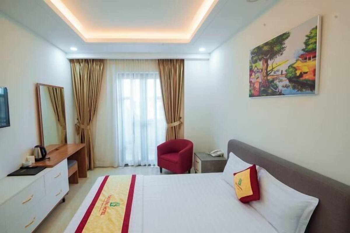 Desk, laptop workspace, free WiFi, bed sheets