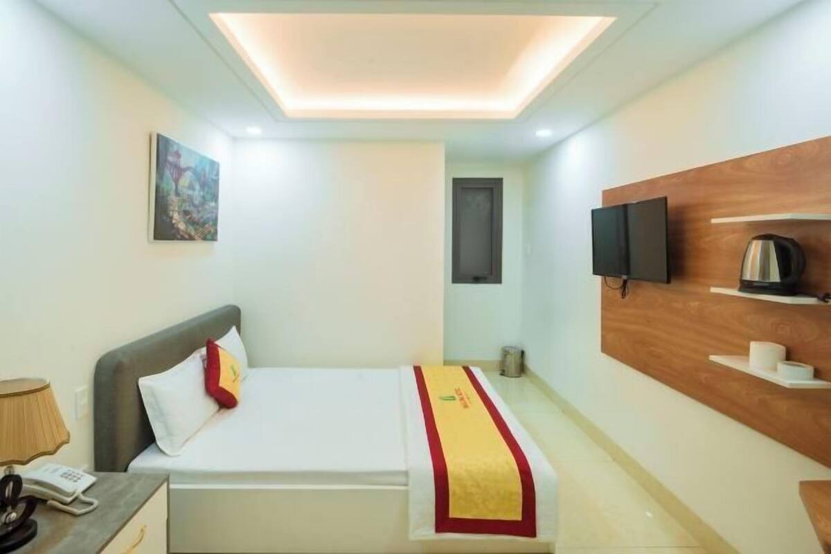 Desk, laptop workspace, free WiFi, bed sheets