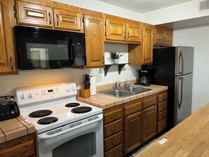 Een koelkast, een microgolfoven, een oven, een kookplaat