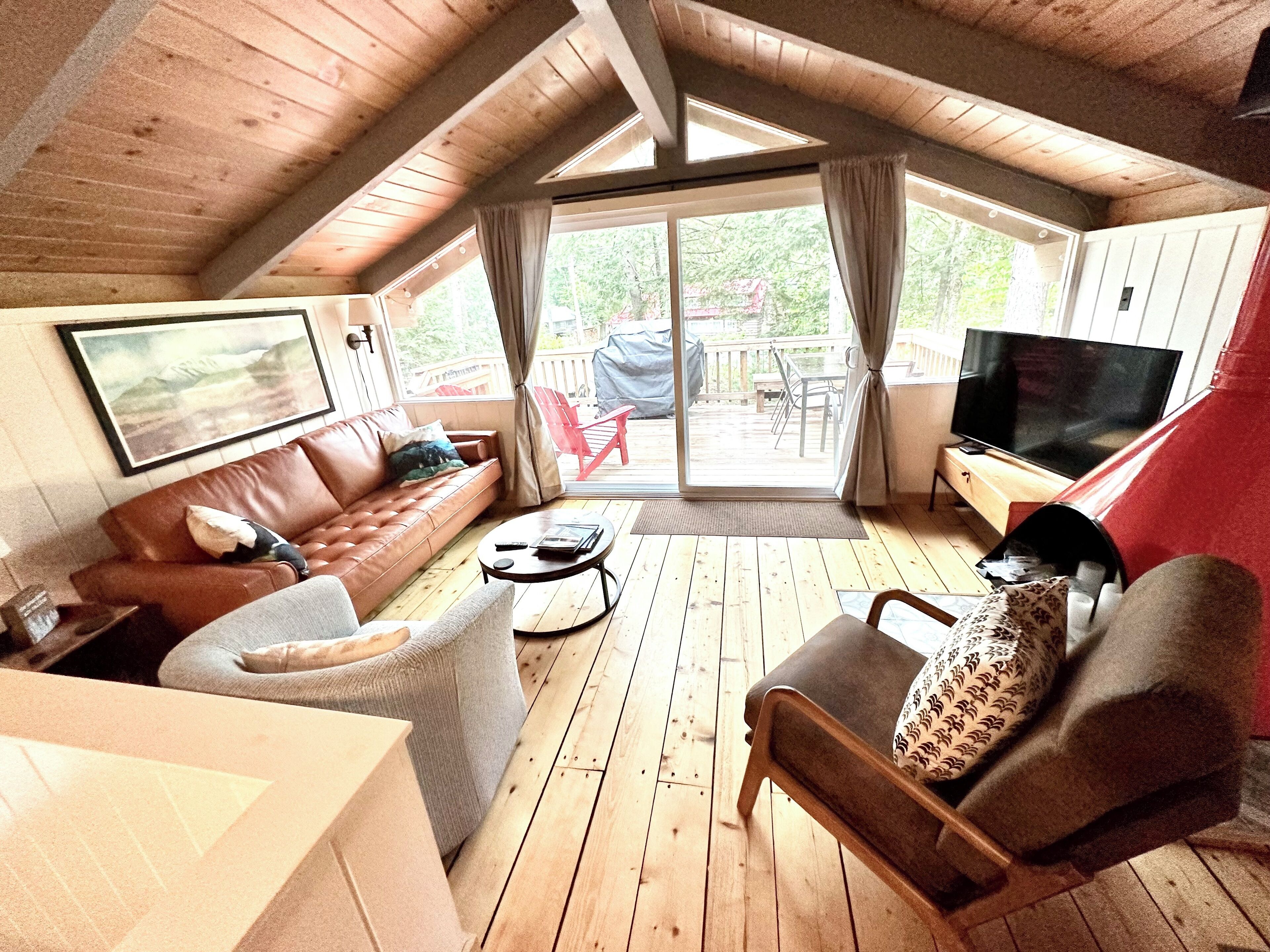 The Red Wagon Lodge, Pet Friendly Cottage in the Woods