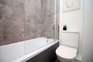 Dusj, hårføner og håndklær