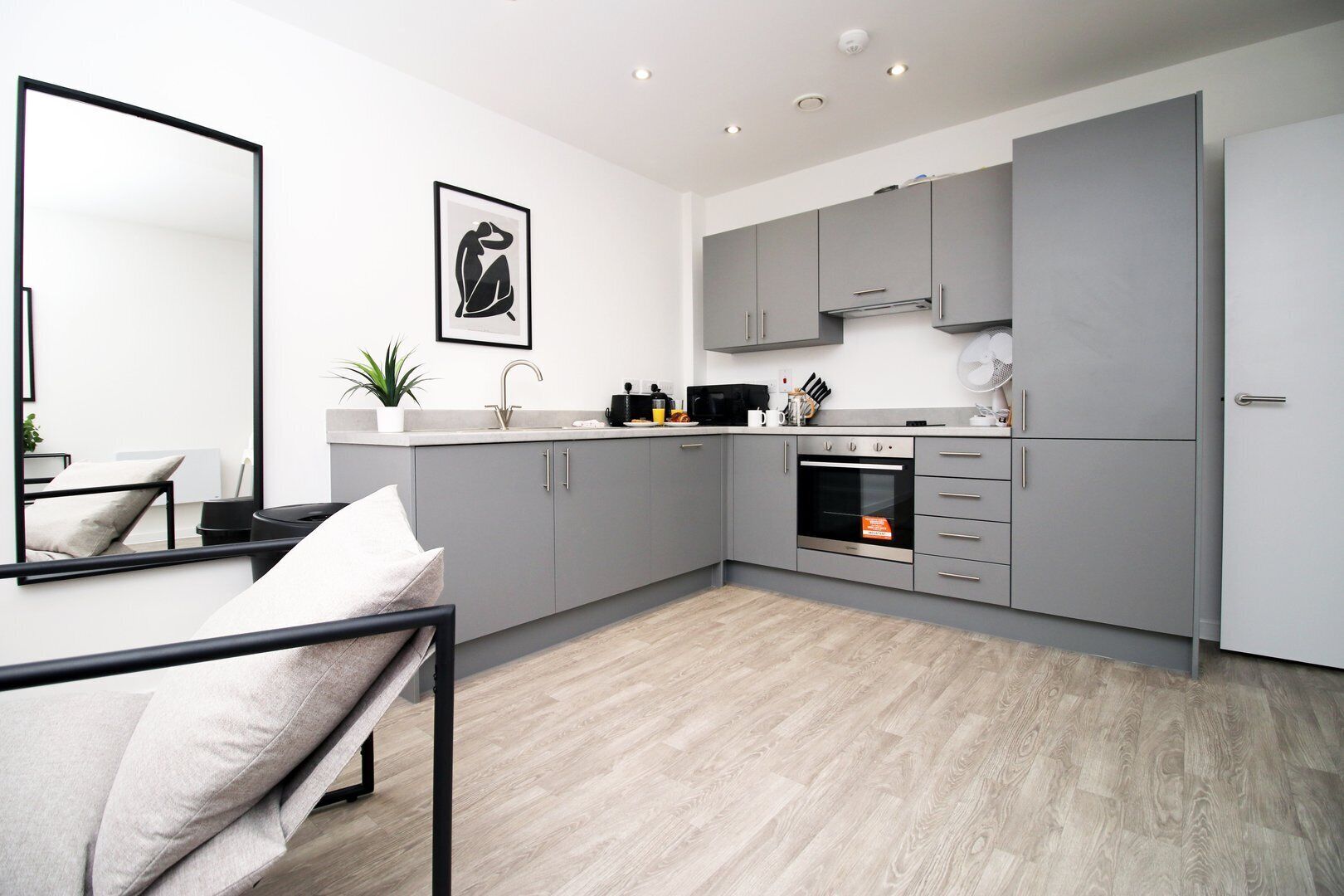 ثلاجة، ميكروويف، فرن، غسالة أطباق