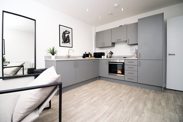 Kjøleskap, mikrobølgeovn, ovn og oppvaskmaskin