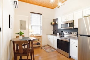 Wasserkocher mit Kaffee-/Teezubehör, Kühlschrank, Mikrowelle, Ofen