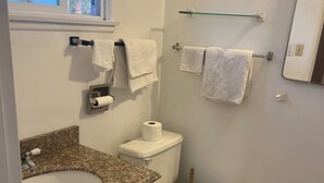 Towels, soap, toilet paper - Silver Sands Motel (Ventura)