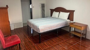 Basic Single Room | Free WiFi - Silver Sands Motel (Ventura)