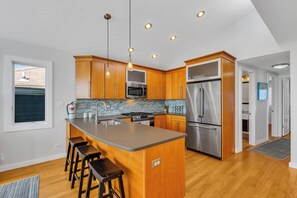 Fridge, microwave, oven, stovetop - Cozy 4 Bedroom Home with Amazing Ocean View! (Point Pleasant Beach)