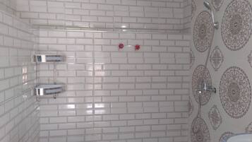 Secadora de cabello, toallas, jabón, papel de baño