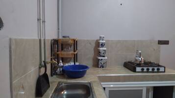 Kjøkkenutstyr og spisebord