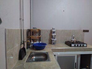 Batterie de cuisine, vaisselle et ustensiles, tables Ă manger