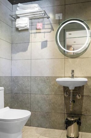Douche, sĂšche-cheveux, bidet, serviettes fournies