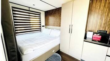 1 bedroom, desk, free WiFi, bed sheets
