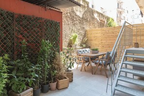 Outdoor dining - Cozy Flat with Terrace & Patio, next to Lycabettus (XPPQ+JP Athens, Greece)