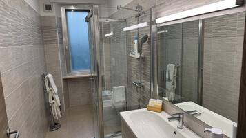 Doccia, asciugacapelli, bidet, asciugamani