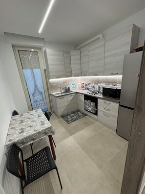 Réfrigérateur, four à micro-ondes, un four, surface de cuisson