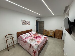 2 slaapkamers, een strijkplank/strijkijzer, wifi, beddengoed