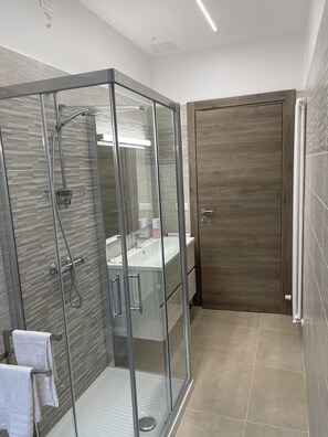 Een douche, een haardroger, een bidet, handdoeken