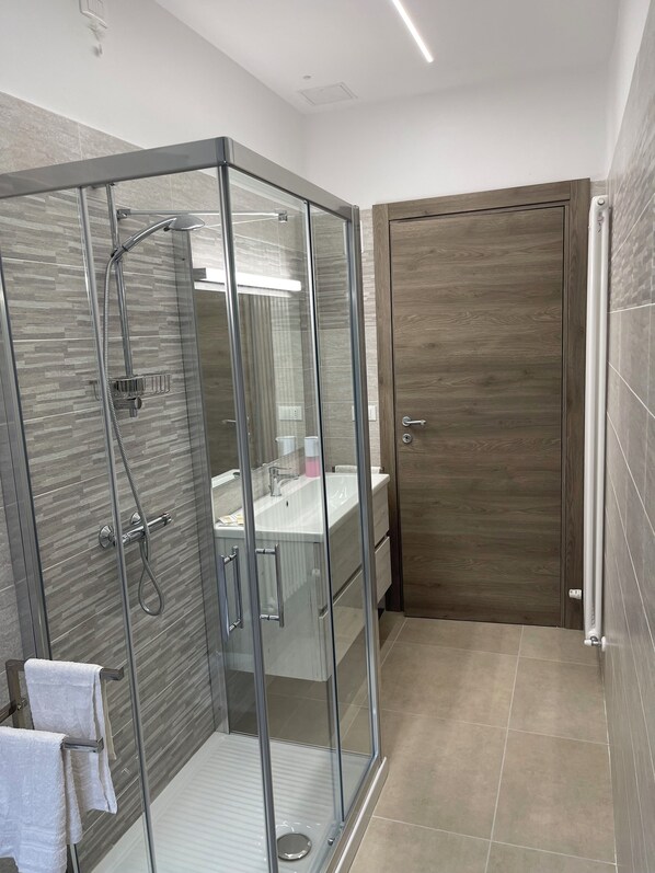 Shower, hair dryer, bidet, towels - Casa Vacanza LA Coccinella Adatta a Famiglie e Gruppi di 5 Persone (Ortona)