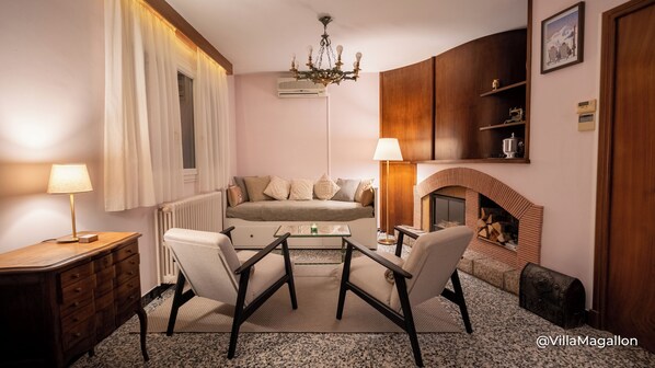 Smart-tv, een open haard en boeken