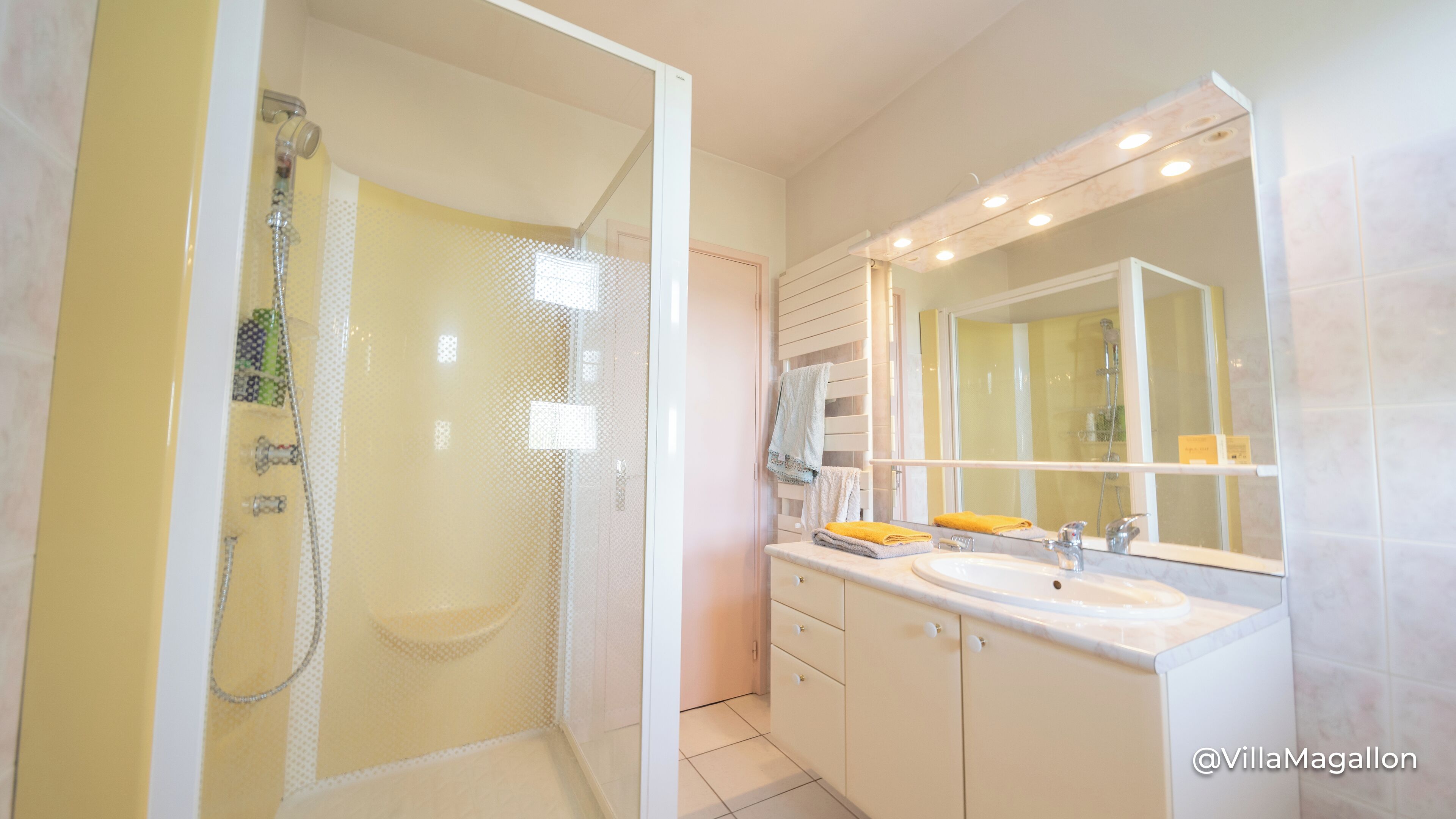 Douche, sèche-cheveux, bidet, serviettes fournies