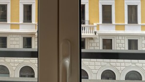A yellow building with white trim and multiple windows. - De Vince Luxury Suites - Roma Termini (Rome)