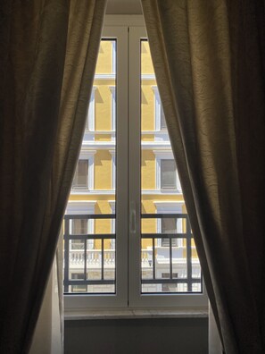 Chambre Classique, 1 très grand lit, non-fumeur, salle de bains attenante | Vue de la chambre