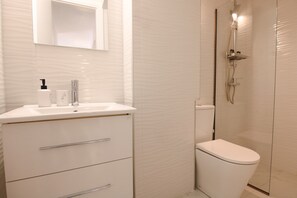 Luxury Apartment | Bathroom - Phaedrus Living: Skiathos Luxury Residences Lime (Skiathos)