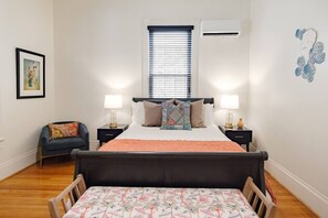 Desk, iron/ironing board, WiFi, bed sheets