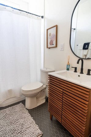 Hair dryer, towels, soap, shampoo - Beautiful 1 Bedroom Loft in Historic Highland Park (Birmingham)