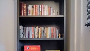 Una libreria piena di libri e giochi da tavolo.