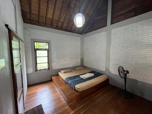 Economy-Doppelzimmer, Balkon | Kostenloses WLAN, Bettwäsche