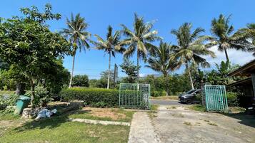 Vista frontal de la propiedad