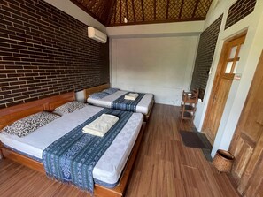 Neljän hengen deluxe-huone, parveke | Ilmainen Wi-Fi