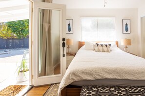 3 habitaciones, escritorio y tabla de planchar con plancha 