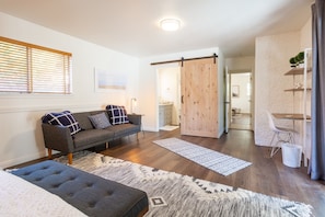 Smart-TV, peis, bøker og stereoanlegg