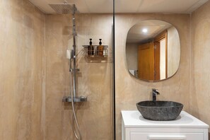 Haartrockner, Handtücher, Toilettenpapier