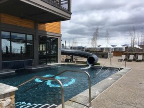 Piscine couverte, piscine extérieure