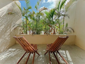 Departamento Confort, vista al jardín | Balcón
