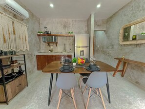 Apartamento conforto, vista para o jardim | Cozinha privada | Geladeira grande, micro-ondas, cooktop, torradeira